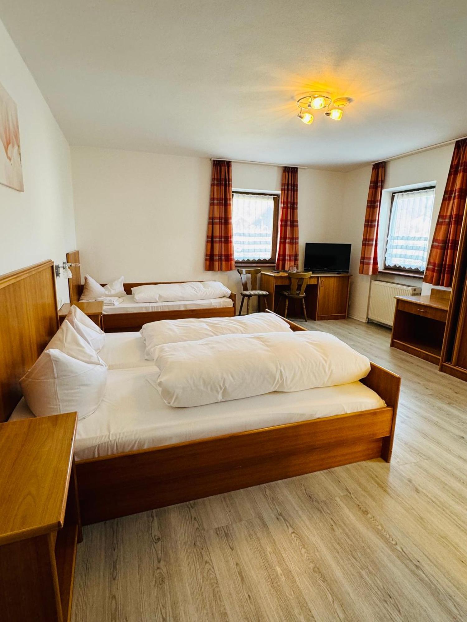 Landgasthof Hotel Zwickl Deggendorf Bagian luar foto
